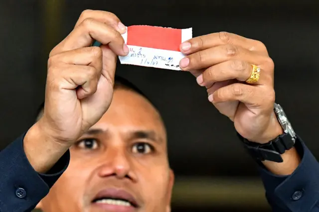 บรรยากาศการจับใบแดง-ใบดำ เมื่อ เม.ย. 2567