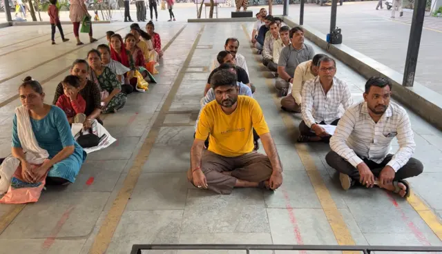 પ્રવેશ ફોર્મ મેળવવા માટે વાલીઓ સવારથી લાઇનમાં બેસી જાય છે