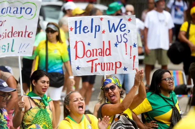 Em Copacabana, apoiadoras de Bolsonaro seguram cartaz que pede ajuda a Donald Trump