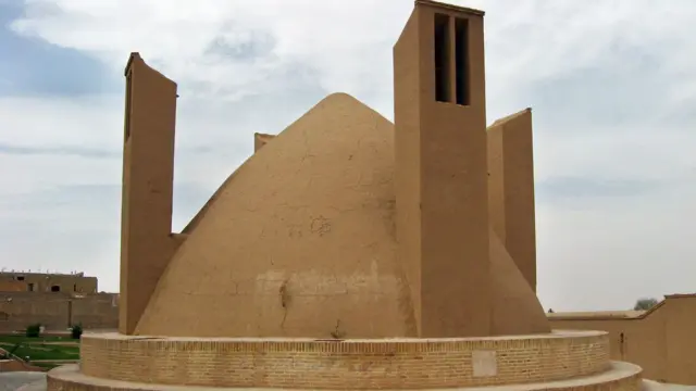 डोम के आकार का एक ढांचा