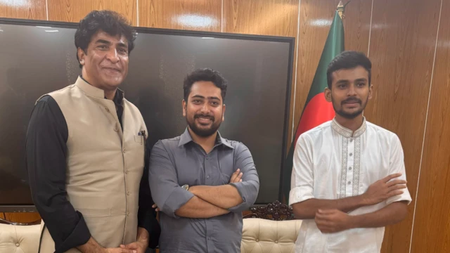 पाकिस्तान के उच्चायुक्त सैय्यद अहमद ने बांग्लादेश की अंतरिम सरकार के मंत्री नाहिद इस्लाम से एक सितंबर को मुलाक़ात की थी.