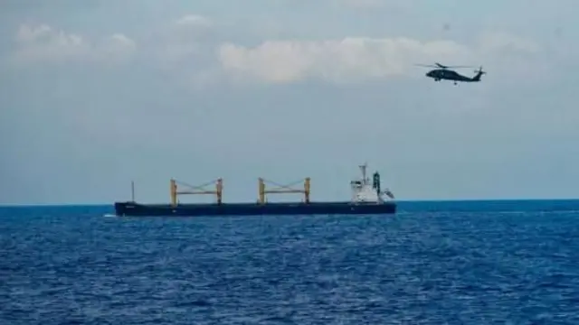 হেলিকপ্টারের মাধ্যমে জিম্মি জাহাজটিতে নজর রাখছে ইউরোপীয় ইউনিয়ন নেভাল ফোর্স