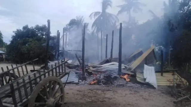 ပြီးခဲ့တဲ့ နှစ်နိုဝင်ဘာလက မီးရှို့ခံရတဲ့ ရေဦးနယ်က ရွာတစ်ရွာ