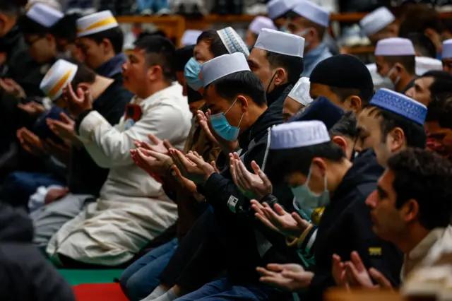 नमाज़ पढ़ते लोग