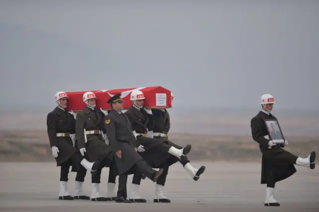 Askerler Türk bayrağına sarılmış bir tabut taşıyor