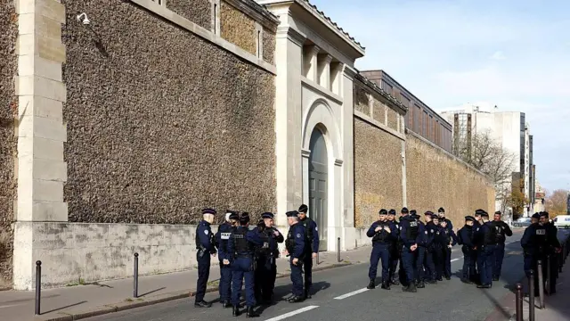 Полицейские у здания тюрьмы.