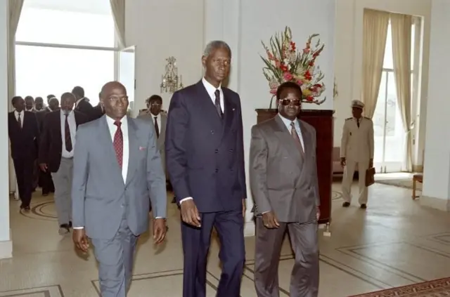 Le président sénégalais Abdou Diouf accompagné par le premier ministre Habib Thiam et le ministre d'État Abdoulaye Wade (le 10 avril 1991, à Dakar)