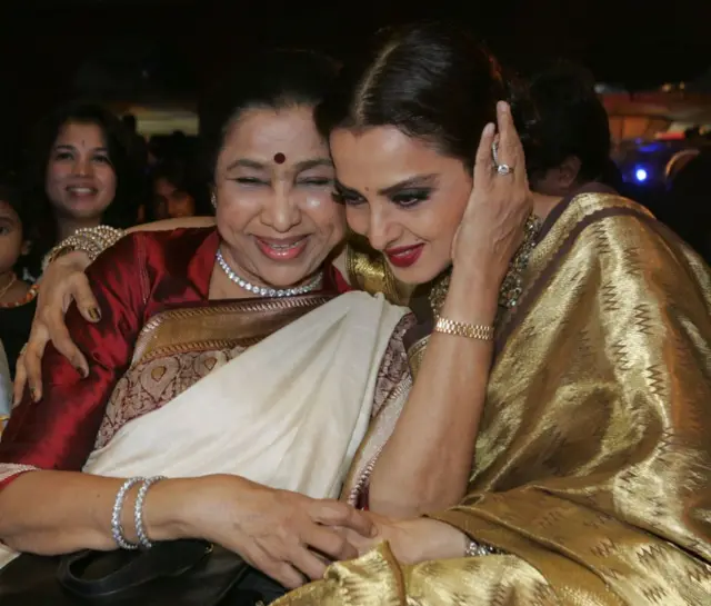 आशा भोसले आणि अभिनेत्री रेखा 