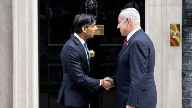 Sunak ve Netanyahu el sıkışıyor