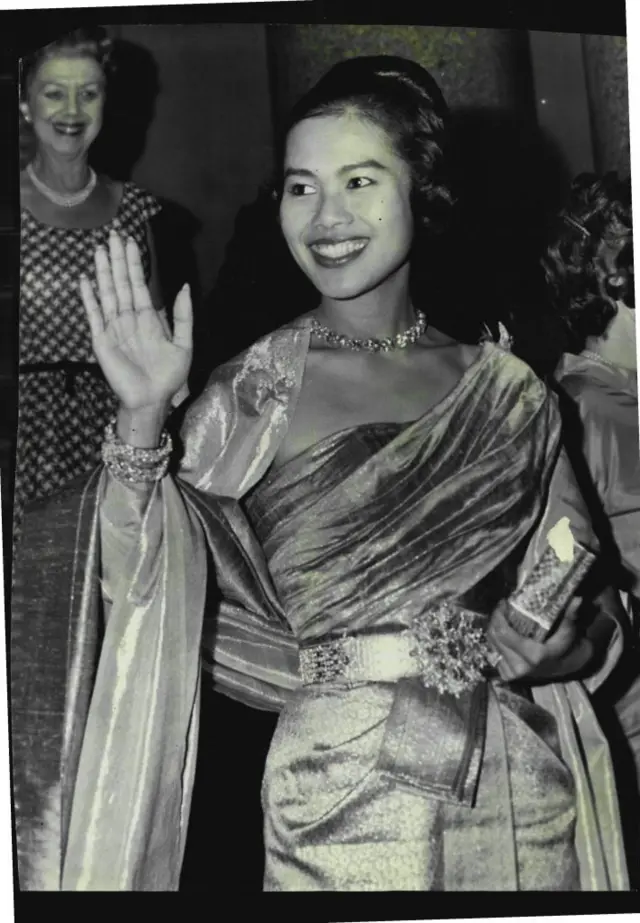Queen Sirikit leaves state dinner at Australia last night.
Queen Sirikit leaves state dinner at Australia last night. (Photo by George Lipman/Fairfax Media via Getty Images)
