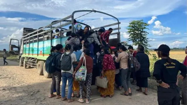 စစ်မြေပြင်ကြားကတက္ကသိုလ်တွေနဲ့ ပိတ်မိနေတဲ့ကျောင်းသားတွေ