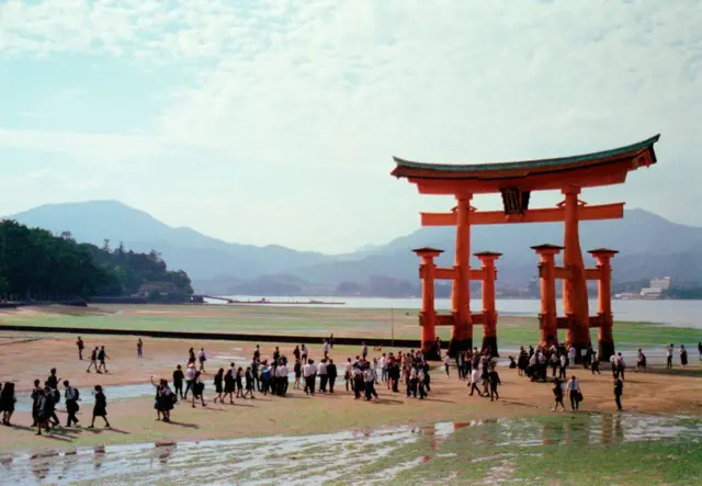 Grupo de pessoas no Santuário de Itsukushima com maré baixa, na Ilha de Miyajima, no Japão