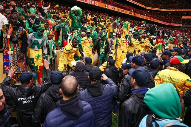 Des agents de sécurité empêchent des supporters en colère de manifester suite à une décision arbitrale défavorable au Sénégal lors de la finale de la Coupe d'Afrique des Nations (CAN) opposant le Sénégal au Maroc au stade Prince Moulay Abdellah de Rabat, le 18 janvier 2026. 