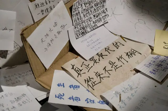 前往悼念的人士写下留言及心意卡,其中一张留言写上“真正要取代的从来不是竹棚”。