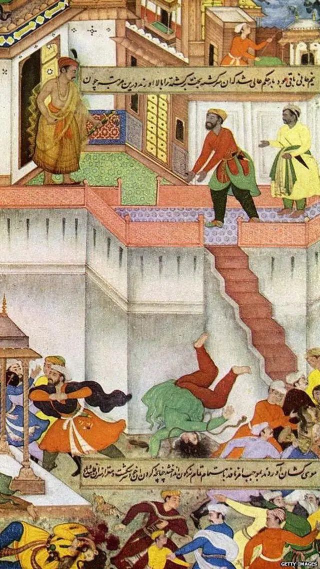 अकबराने अधम खानला 10 फूट उंचीवरून फेकण्याचा आदेश दिला. अधम पळून गेल्यावर अकबराने पुन्हा आदेश दिला की आता अधमला छतावरून फेकून द्यावे. यावेळी अधम खान वाचला नाही.