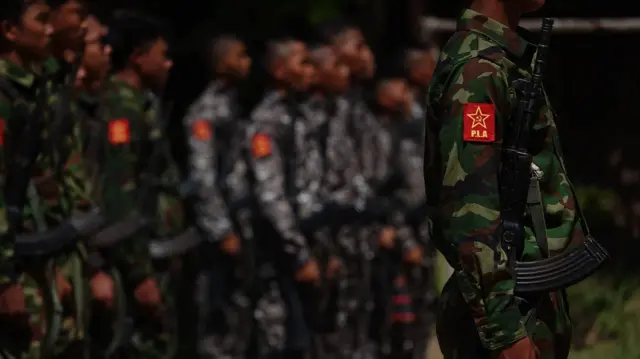 PLA တပ်ဖွဲ့ဝင်တွေ 