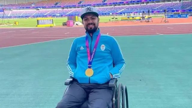 सिमेंटचा पत्रा डोक्यावर पडल्यानं प्रणव सुरमाला दुखापत झाली.