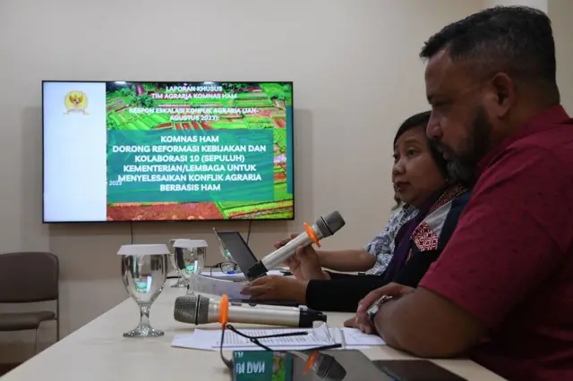 Koordinator Subkomisi Pemajuan HAM Anis Hidayah (kedua kanan) dan Kepala Biro Hukum, Humas dan Kerja Sama Gatot Ristanto menyampaikan laporan khusus Tim Agraria Komnas HAM respon eskalasi konflik agraria (Januari-Agustus 2023) di Jakarta, Jumat (15/9/23).