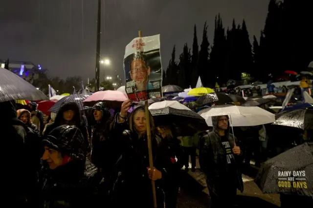 शिन बेटका प्रमुखलाई बर्खास्त गर्ने योजनाको विरोध गर्दै इजरेलीहरू