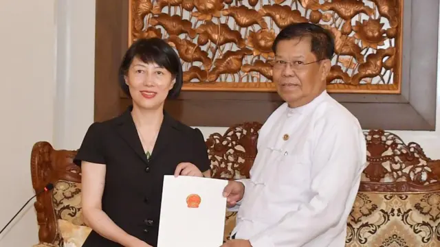 အသစ်ခန့်အပ်ခံရတဲ့ မန္တလေး ကောင်စစ်ဝန်ချုပ်ရုံးအရာရှိက သူ့ရဲ့ သံတမန်ခန့်အပ်လွှာကို စစ်ကောင်စီ နိုင်ငံခြားရေးဝန်ကြီး ဦးသန်းဆွေကို ပြီးခဲ့တဲ့ သြဂုတ်လ ၁၂ ရက်မှာ ပေးအပ်ခဲ့ပါတယ်