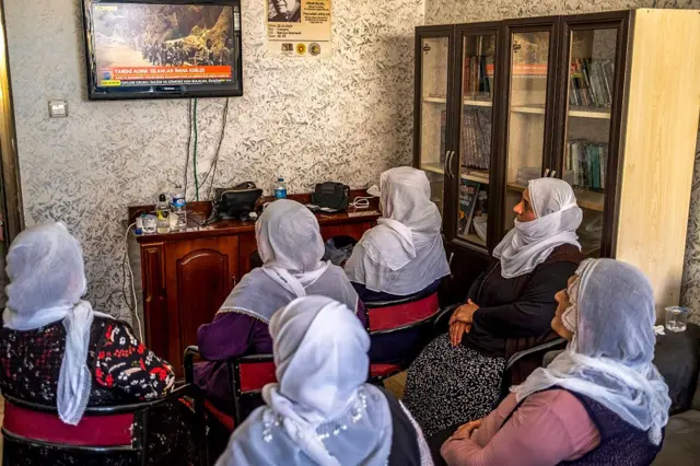 Barış Anneleri üyeleri, 11 Temmuz 2025'te Batman'da PKK'nın silah bırakma törenine ait televizyon görüntülerini izlerken
