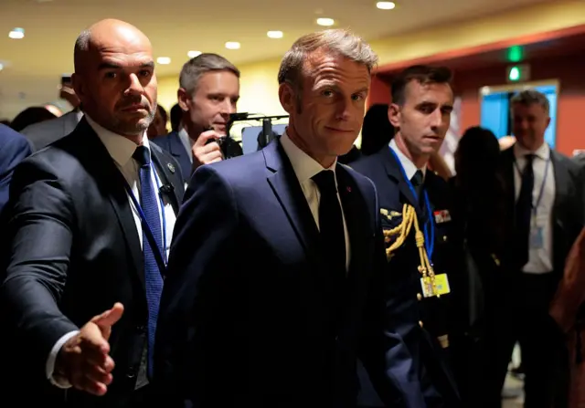 Fransa Cumhurbaşkanı Emmanuel Macron yürüyor