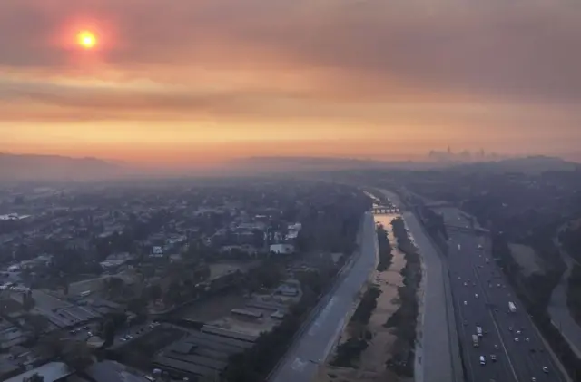 Vista de la nube de humo sobre Los Ángeles.