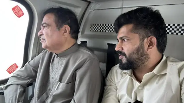 बीजेपी नेता नितिन गडकरी के साथ प्रताप सिम्हा