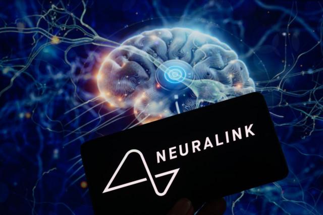 Imagem composta do logotipo Neuralink e gráfico de um cérebro com implante