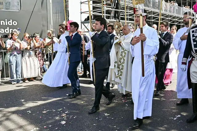 Папа Лев XIV идет по улице Алкала во время процессии в честь праздника Тела Христова, состоявшейся после Святой мессы на площади Сибелес в Мадриде 7 июня 2026 года.