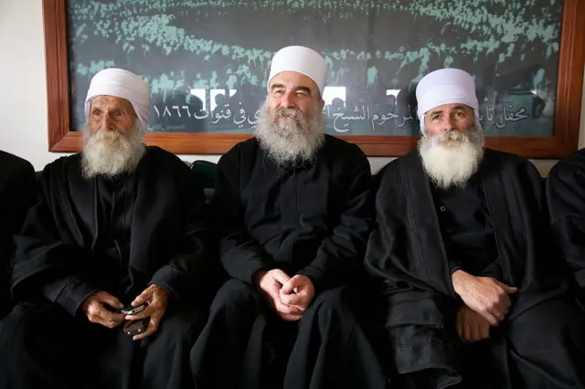 الشيخ حكمت سلمان الهجري، "في المنتصف" الزعيم الروحي للطائفة الدرزية في سوريا، في قنوات في ٢٨ ديسمبر ٢٠٢٤ بالسويداء