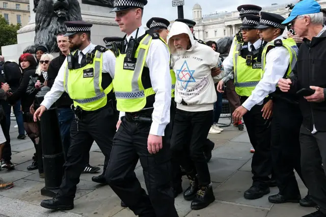Manifestantes detenidos en Londres.