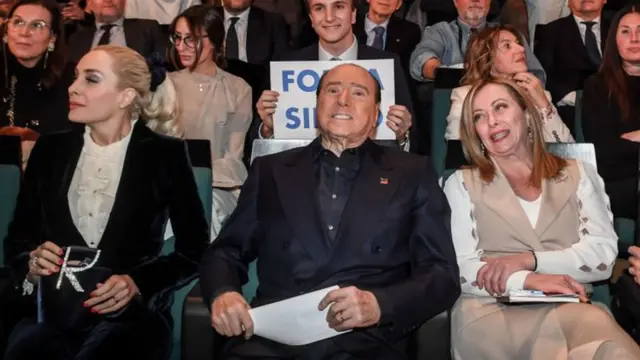 Marta Fascina (à esquerda) , Silvio (no meio) e Giorgia (à direita)