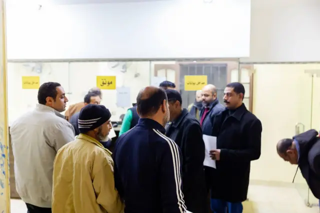 صورة نشرها حزب الجبهة الوطنية على فيسبوك وقال إنها لمواطنين راغبين في عمل توكيلات تأسيس له