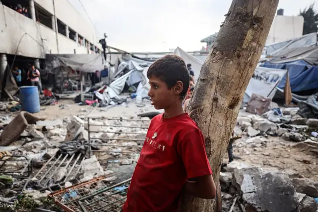 فلسطينيون يتفقدون الأضرار في مدرسة الفارابي، التي تحولت إلى مأوى بعد أن تعرضت لضربة إسرائيلية، في مدينة غزة، بتاريخ 7 سبتمبر/أيلول 2025.