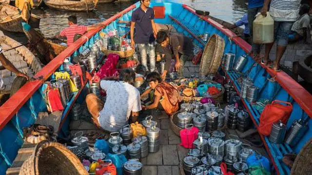 খাবার রাখার ধাতব পাত্র থেকেও সীসা দূষণ হচ্ছে।
