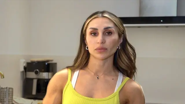 Roya Karimi di dapur, melihat kamera.