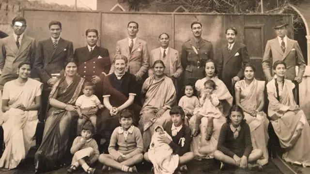 বার্ক পরিবারের ছবিতে রণবীর সিংহের ঠাকুমা চাঁদ বার্ক (একদম ডানে) এবং স্যামুয়েল মার্টিন বার্ক (বাম দিক থেকে চতুর্থ)