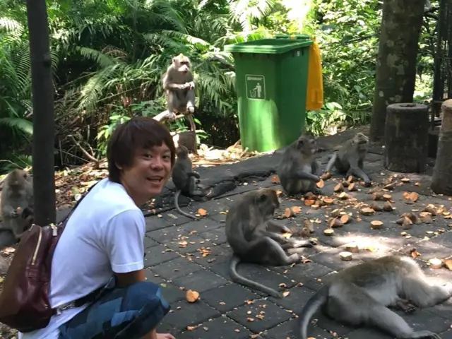 Muškarac pored majmuna