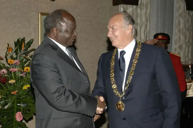 Aga Khan ari mu bantu bubashywe muri Kenya - aho yakuriye - kubera ishoramari rikomeye ryafashije abaturage benshi b'iki gihugu mu uburezi, ubuvuzi, imirimo n'ibindi. Ku ifoto ni mu 2007 ubwo yahabwaga umudari w'icyubahiro cyikirenga n'uwahoze ari perezida wa Kenya Mwai Kibaki