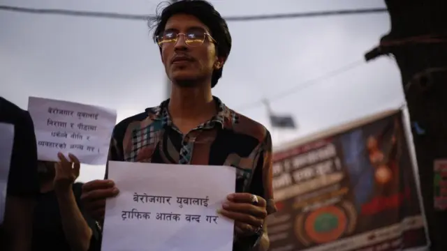 गणेश नेपालीले आत्मदाह गरेकोबारे विरोध प्रदर्शन गर्दै एक युवा