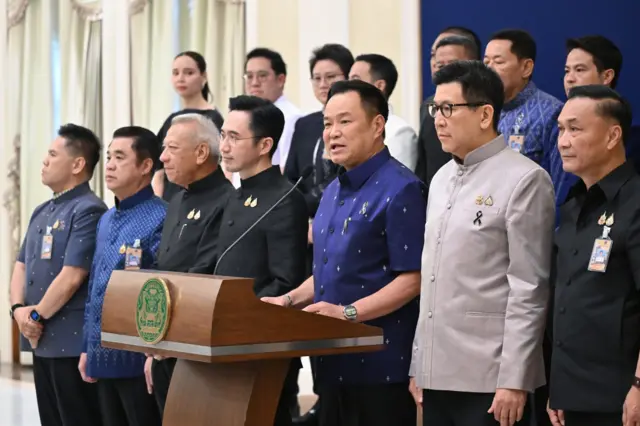 นายกฯ อนุทิน ชาญวีรกูล นำทีมแถลงมติ ครม. เมื่อ 5 พ.ค. ที่อนุมัติร่าง พ.ร.ก.กู้เงิน 4 แสนล้านบาท โดยระบุว่าการตัดสินใจครั้งนี้สืบเนื่องมาจากสถานการณ์ความขัดแย้งในตะวันออกกลางที่ส่งผลกระทบต่อราคาพลังงานและกิจกรรมทางเศรษฐกิจอย่างรุนแรงทั่วโลก