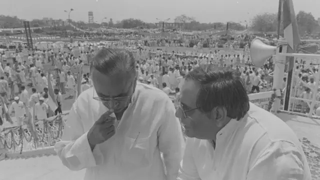 দিল্লিতে কংগ্রেসের একটি জনসভায় অরুণ নেহরু (ডানদিকে)