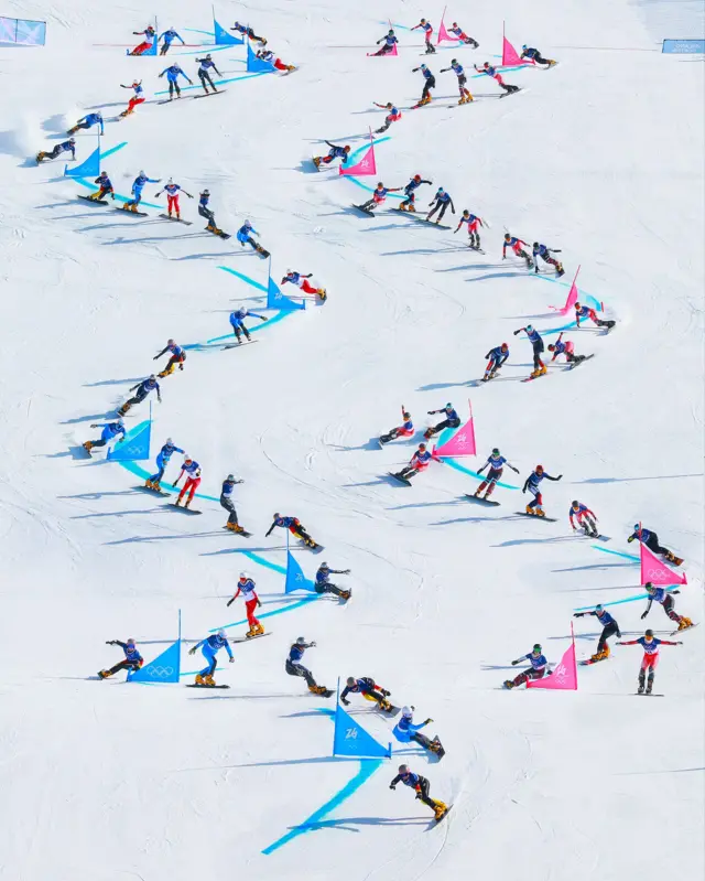 Драматизм соревнований в параллельном гигантском слаломе среди женщин запечатлён с помощью серии снимков, сделанных стационарной камерой