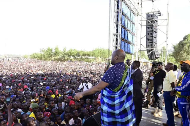 Muhoozi yari amaze umwaka urenga akora ibikorwa bisa no kwiyamamaza mu bice bitandukanye bya Uganda