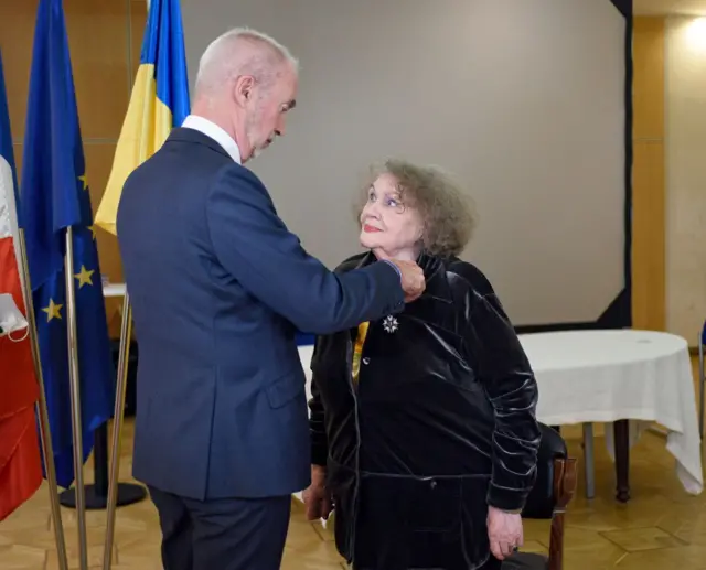 Ліні Костенко - 95. Чого ви не знаєте про велику поетесу-не героїні України (ФОТО) 8 Ліна Костенко отримала Орден Почесного легіону Франції