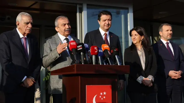 Ahmet Türk, Sırrı Süreyya Önder, Mahmut Arıkan, Pervin Buldan görüşme sonrası kürsüden basın açıklaması yaparken