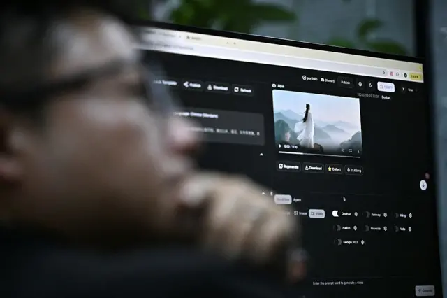 前景是一个虚化的男人，后面是一个AI正在生成的短剧画面