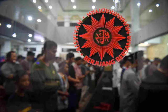 Warga Muhammadiyah melaksanakan shalat tarawih berjamaah pertama di Masjid Raya Uswatun Hasanah, Daan Mogot, Jakarta, Selasa (17/2/2026). Pengurus Pusat (PP) Muhammadiyah secara resmi menetapkan awal Ramadhan 1447 Hijriah jatuh pada Rabu, 18 Februari 2026, sementara pemerintah melalui Kementerian Agama (Kemenag) menetapkan awal puasa atau 1 Ramadhan 1447 Hijriah jatuh pada Kamis, 19 Februari 2026.