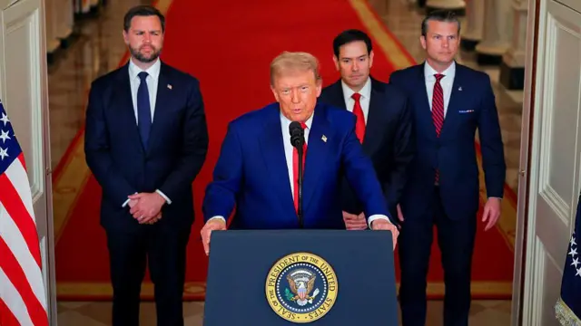 ABD Başkanı Donald Trump. Arkasında Başkan Yardımcısı JD Vance, Dışişleri Bakanı Marco Rubio ve Savunma Bakanı Pete Hegseth duruyor.
